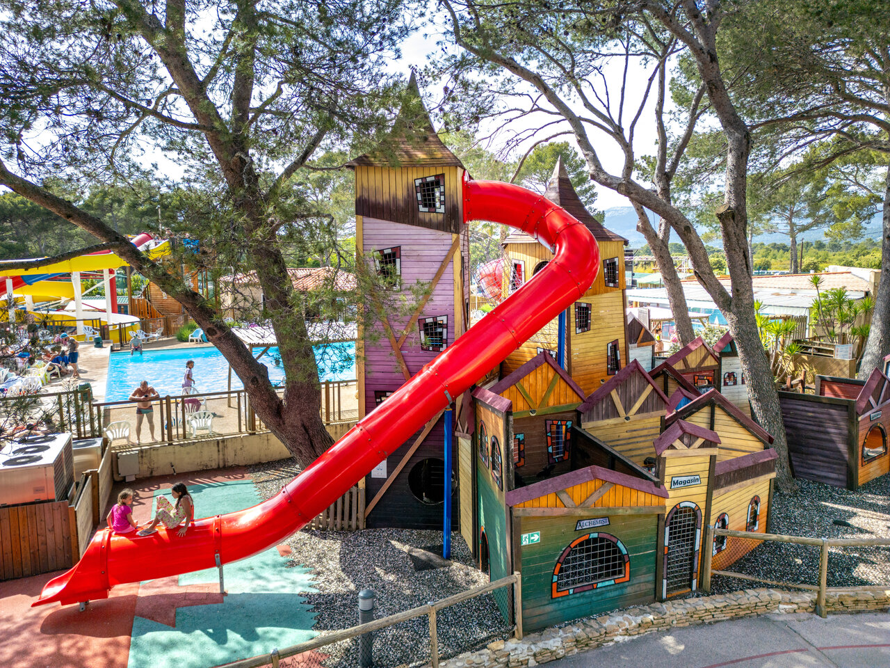 Aire de jeux th�matique, toboggan rouge et piscine au camping CAPFUN Arbois du Castellet � LE CASTELLET (83).