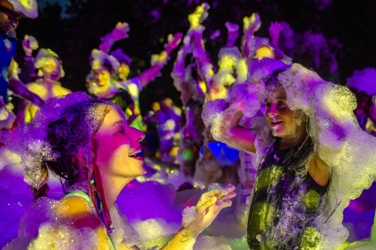 Soir�e mousse anim�e avec enfants et adultes riant au camping CAPFUN Arbois du Castellet � LE CASTELLET (83).