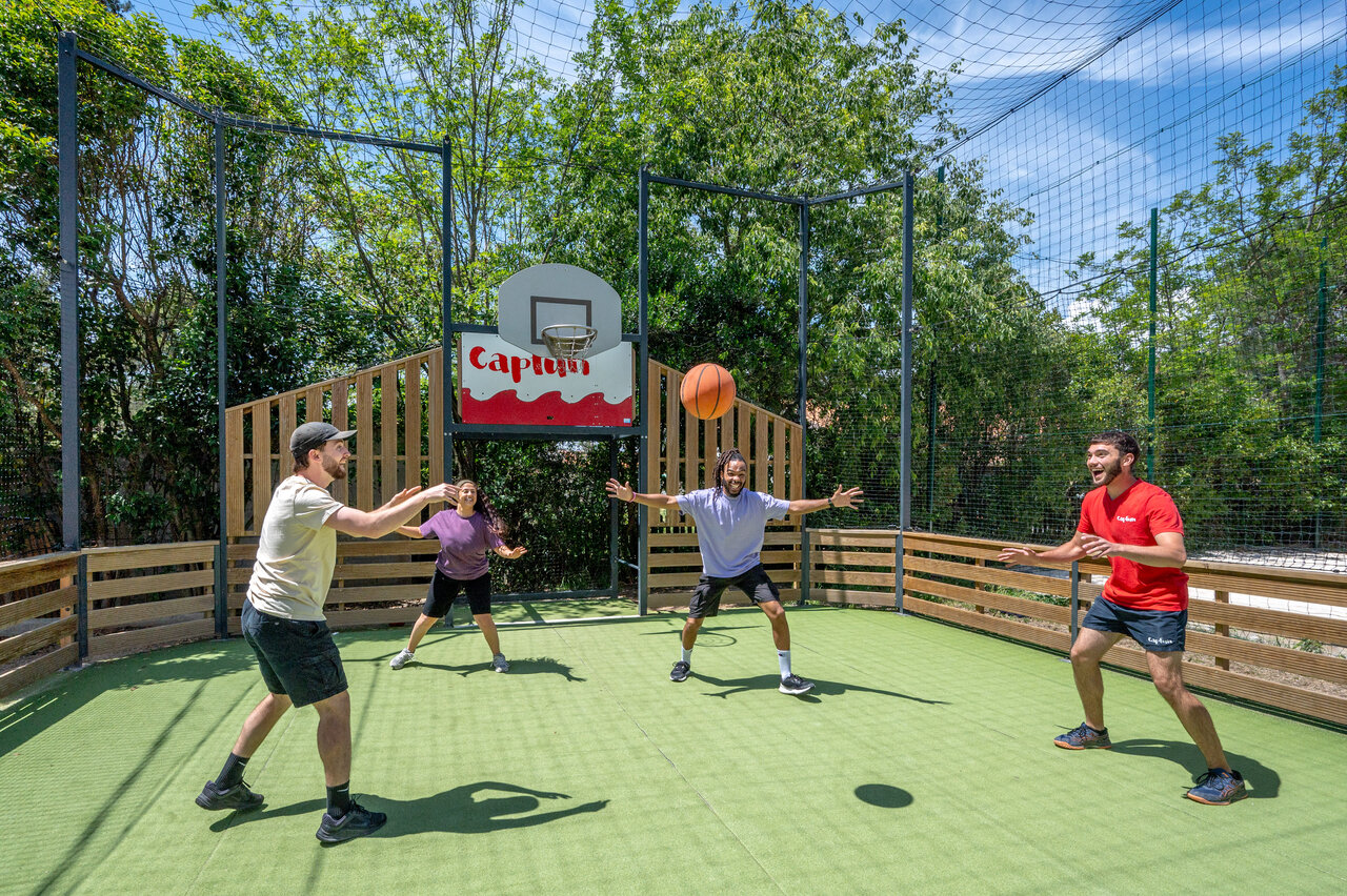 Terrain multisport au camping CAPFUN Arbois du Castellet � LE CASTELLET (83).