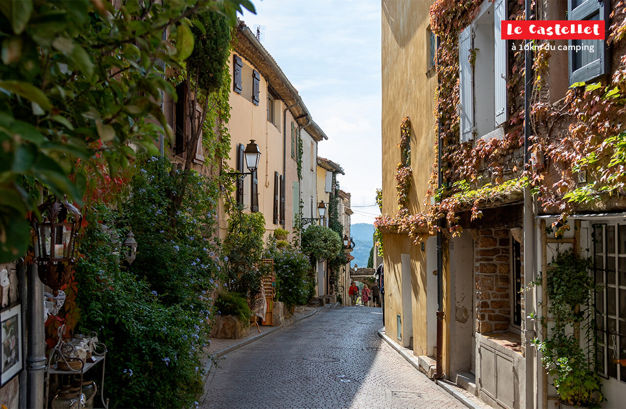 Rue pav�e pittoresque du village m�di�val de Le Castellet, Provence-Alpes-C�te d'Azur.