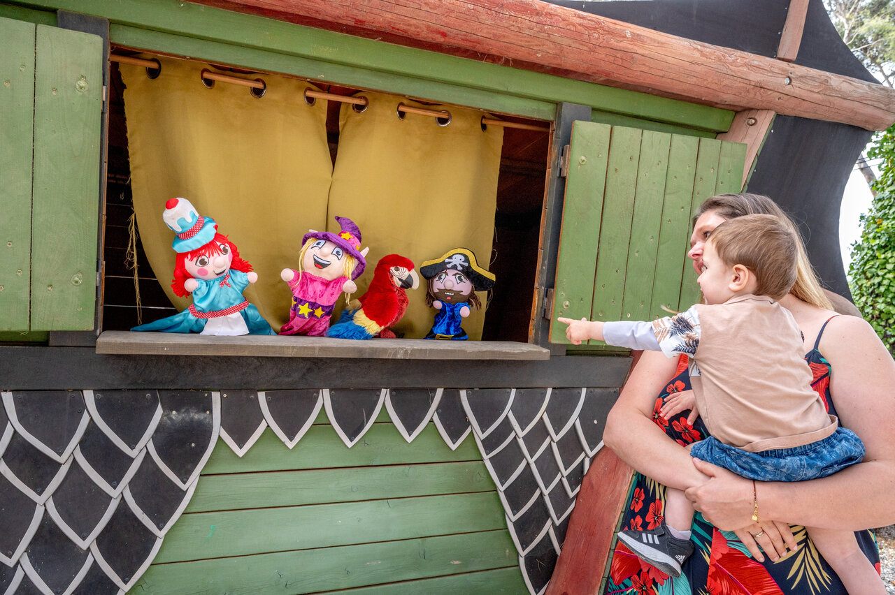Spectacle de marionnettes pour enfants au camping CAPFUN Arbois du Castellet � LE CASTELLET (83).