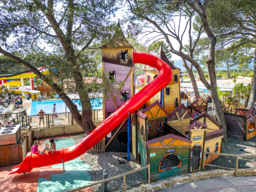 Aire de jeux th�matique, toboggan rouge et piscine au camping CAPFUN Arbois du Castellet � LE CASTELLET (83).