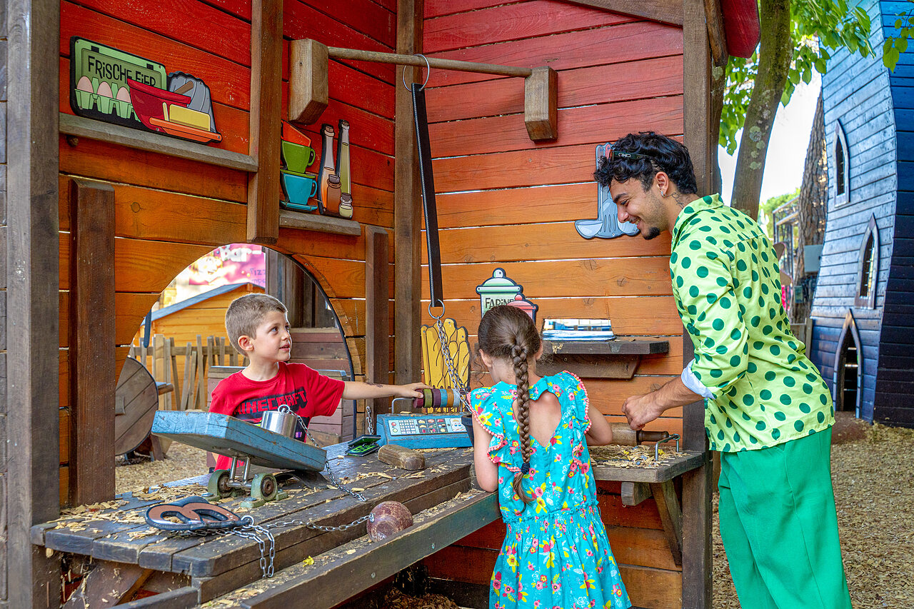 Aire de jeux en bois avec enfants et animateur au camping CAPFUN Aubr�des � Puget sur Argens (83).