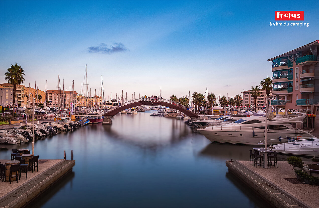 Port de plaisance de Fr�jus avec bateaux et pont, lieu � visiter pr�s du camping.