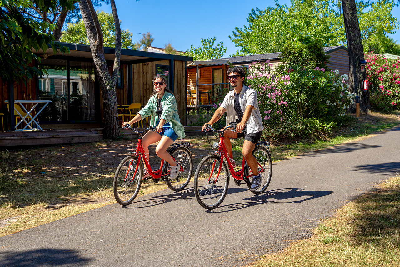 Couple souriant � v�lo, mobile homes au camping CAPFUN Aubr�des � Puget sur Argens.