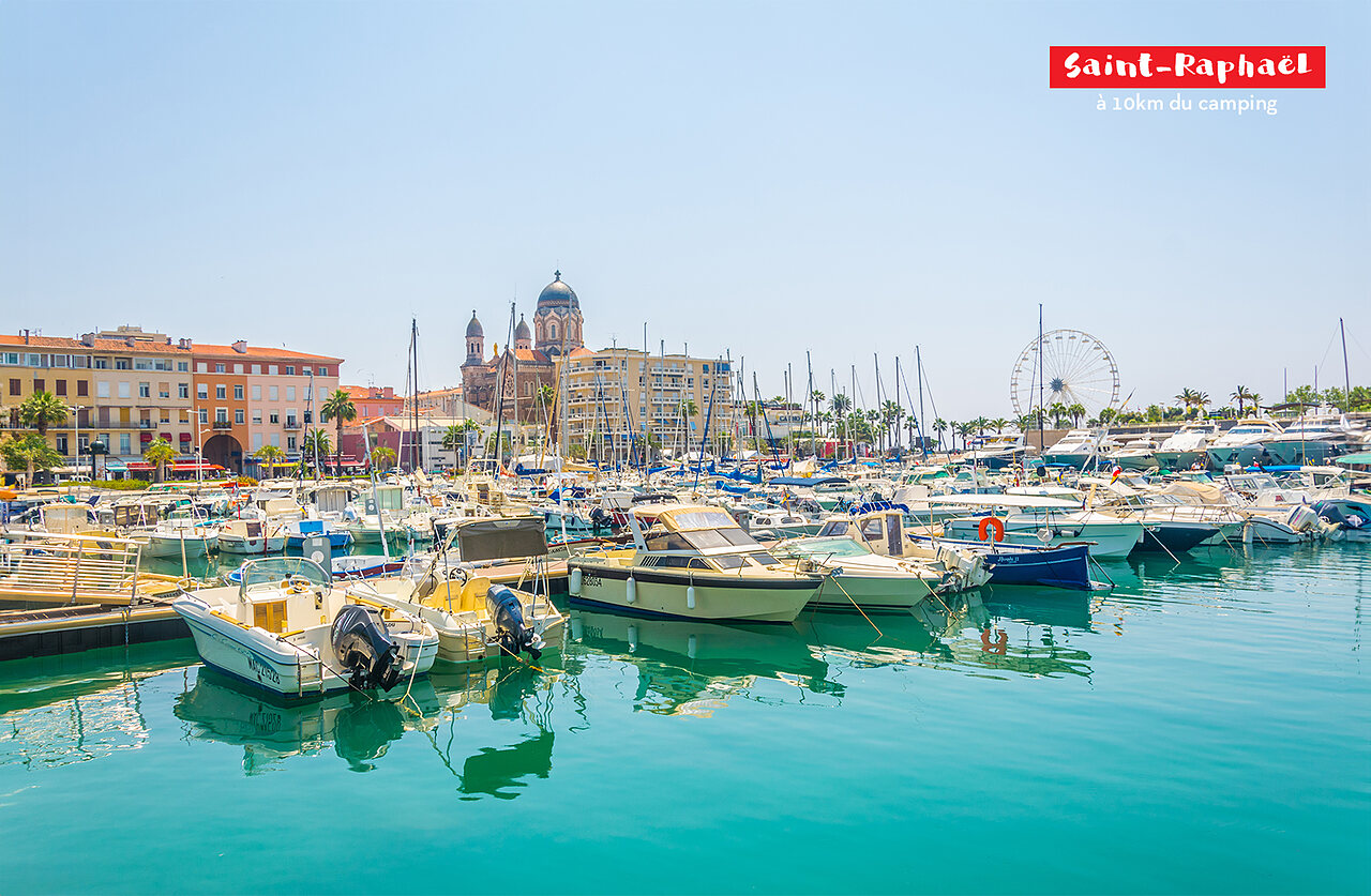 Port de plaisance anim� de Saint-Rapha�l avec bateaux, �glise et grande roue, C�te d'Azur.