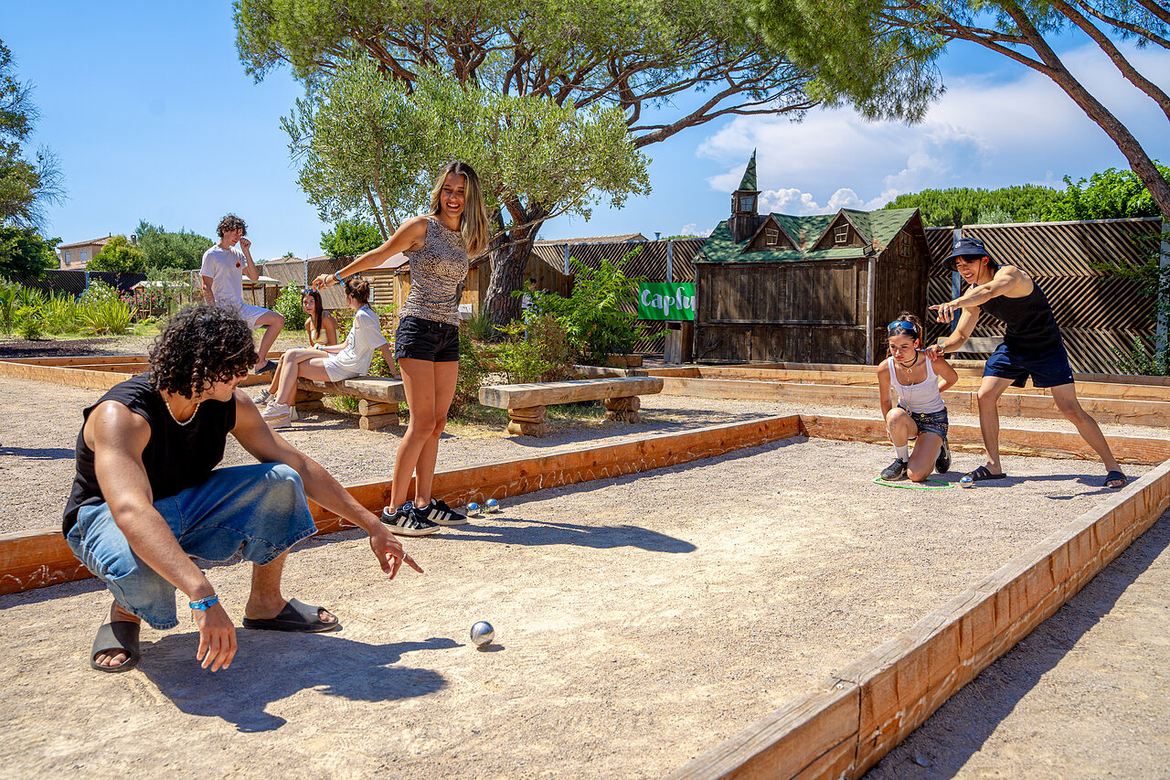 Jeunes jouant � la p�tanque sur le terrain du camping CAPFUN Aubr�des � Puget sur Argens.