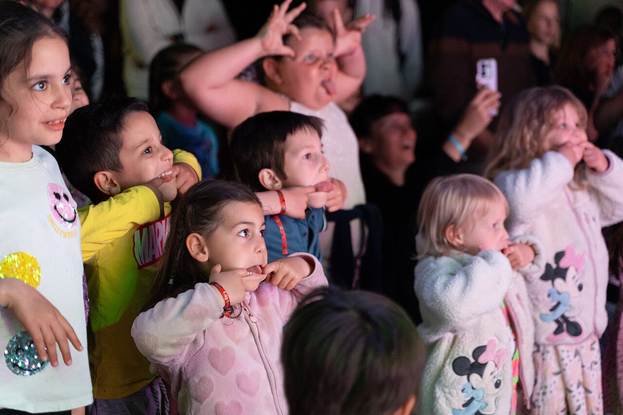 Enfants captiv�s par l'animation au camping CAPFUN Aubr�des � Puget sur Argens (83).