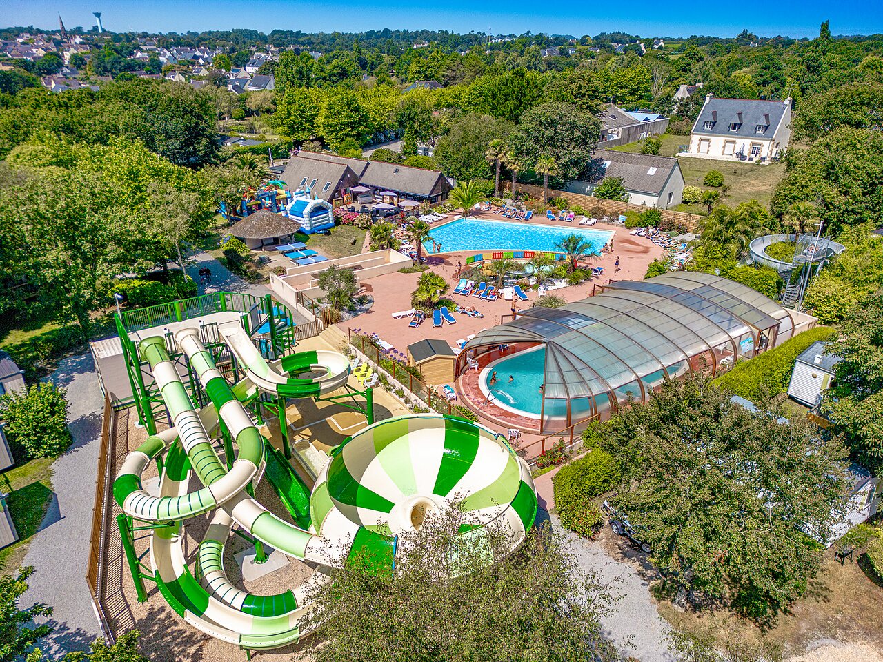 Toboggans g�ants, piscines ext�rieure et couverte au camping CLICOCHIC Baie de Douarnenez.
