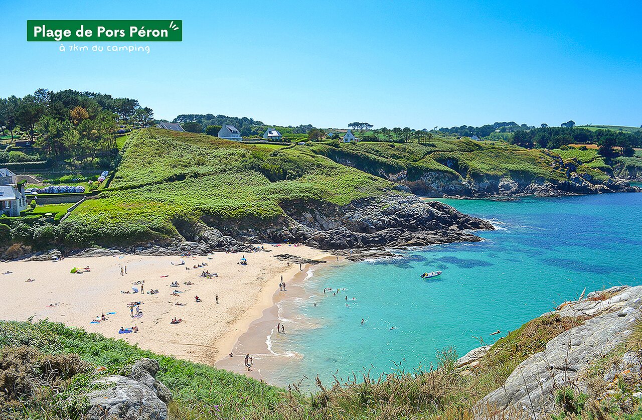Plage de Pors P�ron, sable fin et eaux turquoise, pr�s de Poullan-sur-Mer.