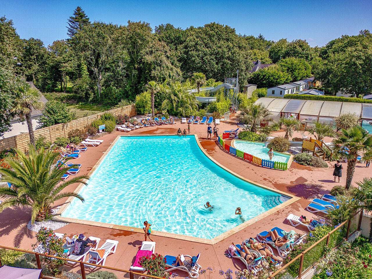 Piscine, toboggan au camping CLICOCHIC Baie de Douarnenez � Poullan-sur-Mer.