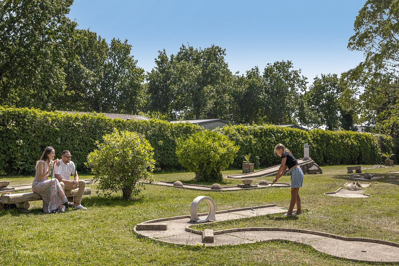 Mini-golf familial au camping CLICOCHIC Baie de Douarnenez � Poullan-sur-Mer (29).