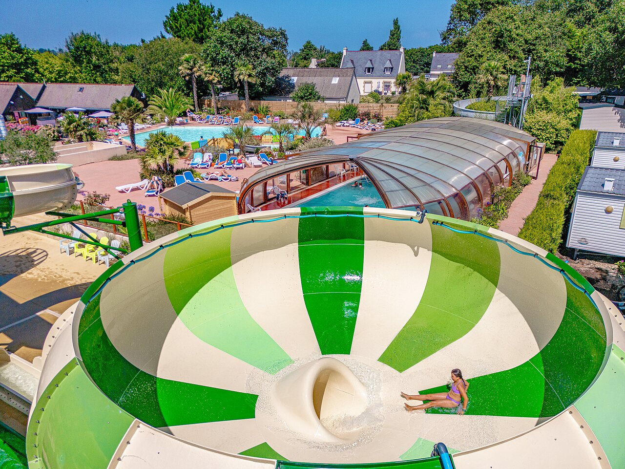 Toboggan aquatique g�ant au camping CLICOCHIC Baie de Douarnenez � Poullan-sur-Mer (29).