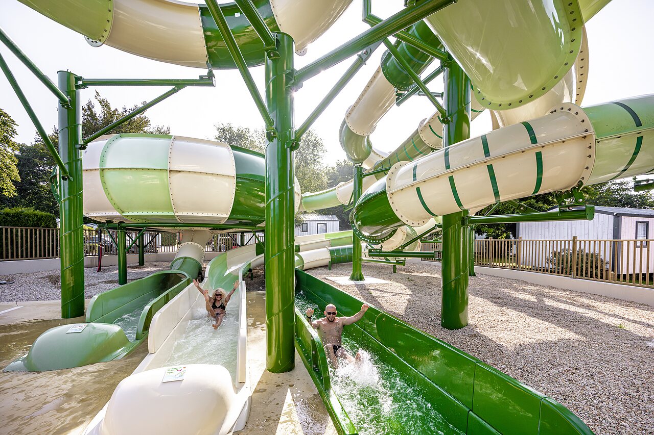 Toboggans aquatiques au camping CLICOCHIC Baie de Douarnenez � Poullan-sur-Mer (29).