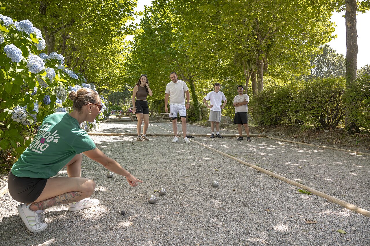 Partie de p�tanque au camping CLICOCHIC Baie de Douarnenez � Poullan-sur-Mer.
