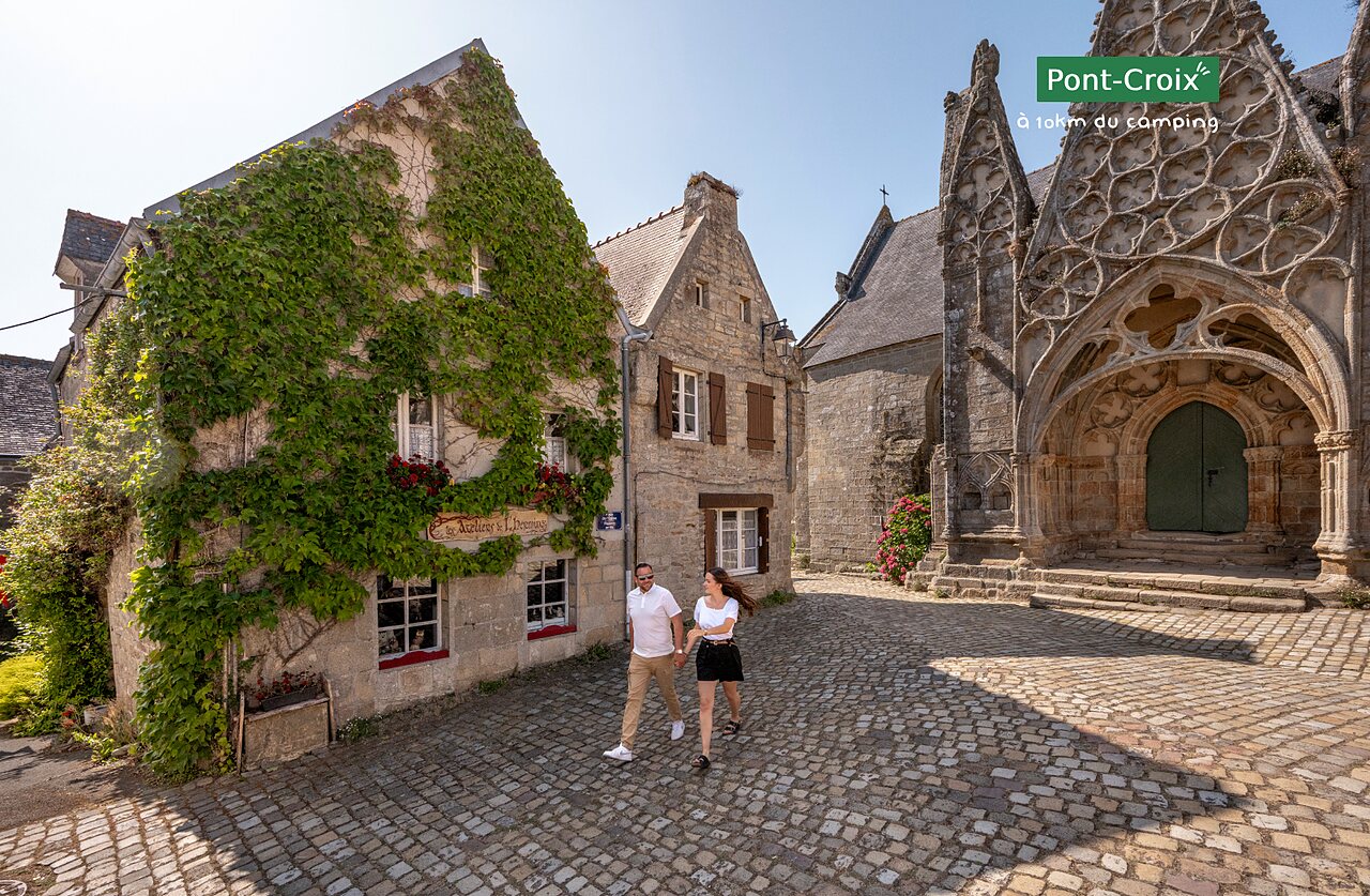 Rue pav�e historique et �glise de Pont-Croix, Finist�re, un lieu � visiter.