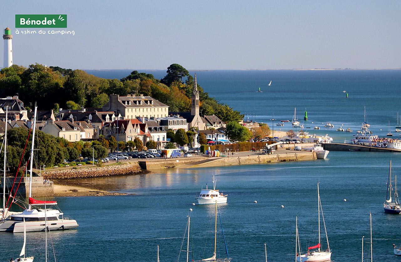 Port de B�nodet avec son phare, ses bateaux et ses maisons, Finist�re Sud.
