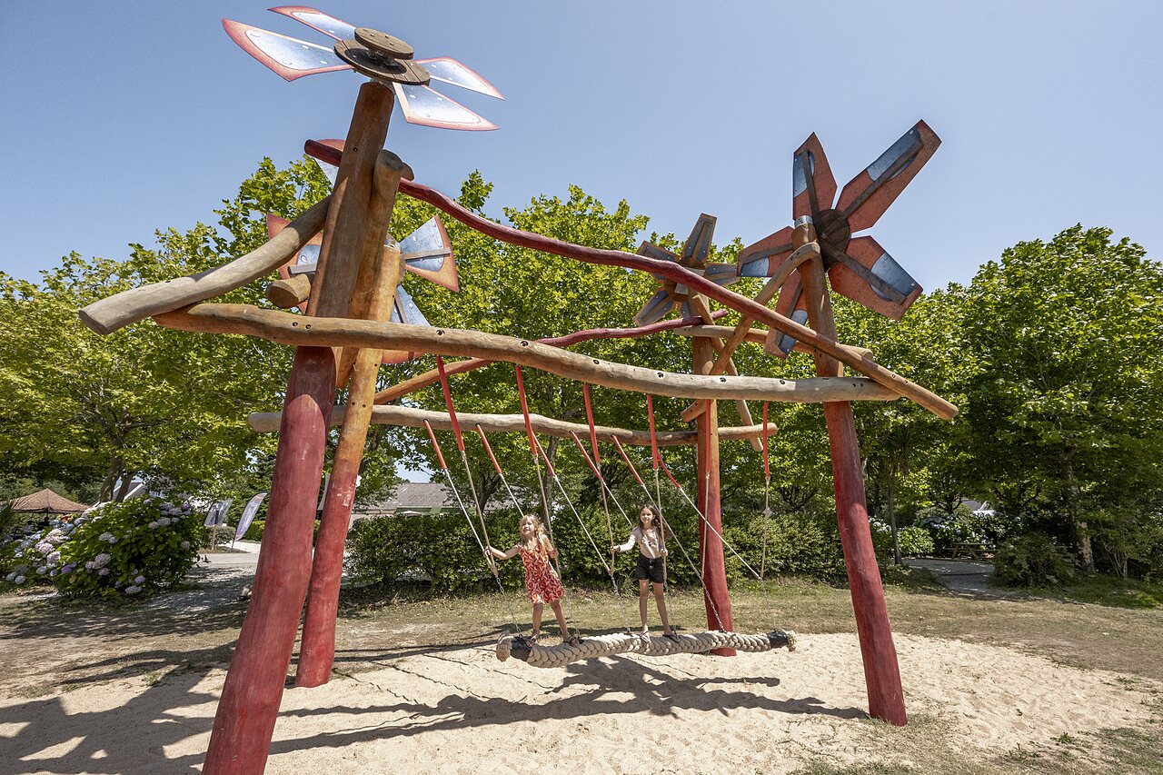 Balan�oire g�ante en bois avec deux enfants jouant au camping CLICOCHIC Baie de Douarnenez.