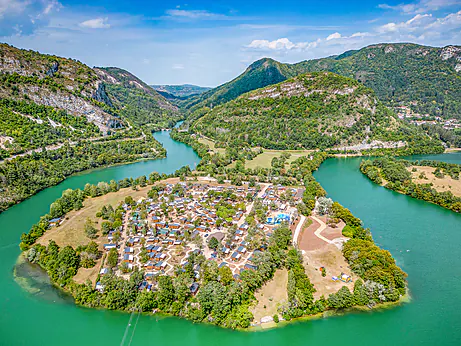 Grand parc aquatique avec piscines et toboggans g�ants au camping CLICOCHIC Chancia � Chancia (01).