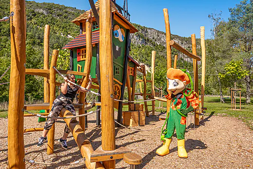 Aire de jeux en bois et mascotte du camping CLICOCHIC Chancia (01).