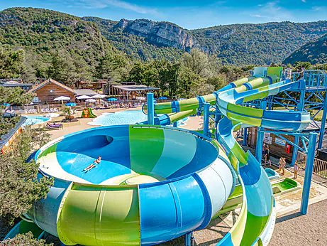Terrasse d'h�bergement avec vue sur le lac au camping CLICOCHIC Chancia � Chancia (01).