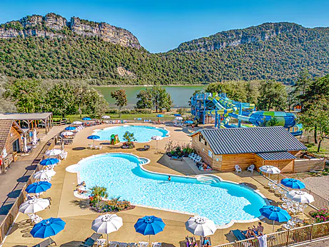 Toboggan aquatique g�ant et piscine ext�rieure au camping CLICOCHIC Chancia � Chancia (01).