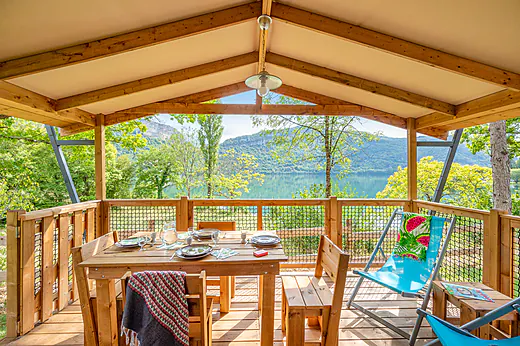Camping avec mobile-homes et piscine, entour� par la rivi�re, au camping CLICOCHIC Chancia � Chancia (01).