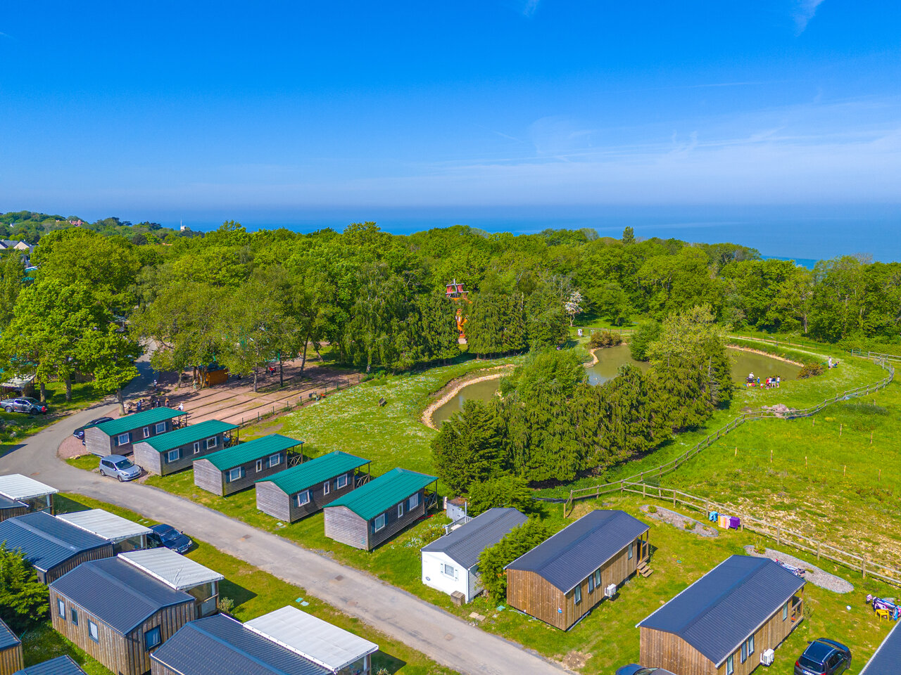 Vue a�rienne du camping avec mobile homes, �tangs et mer au camping CAPFUN Chateau d'Arvid � Villerville (14).