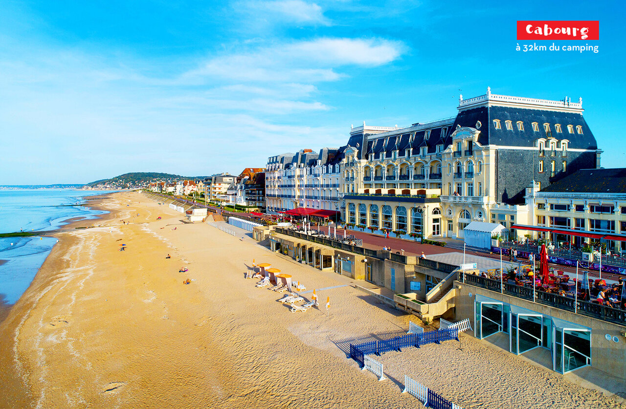 Plage de Cabourg et son Grand H�tel, lieu � visiter pr�s du camping.