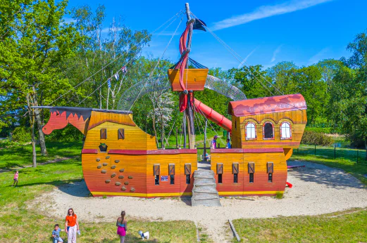 Aire de jeux bateau pirate, toboggan et enfants au camping CAPFUN Chateau d'Arvid � Villerville (14).