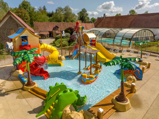 Espace aquatique ludique, toboggans, bateau pirate au camping CLICOCHIC Ferme des Aulnes.