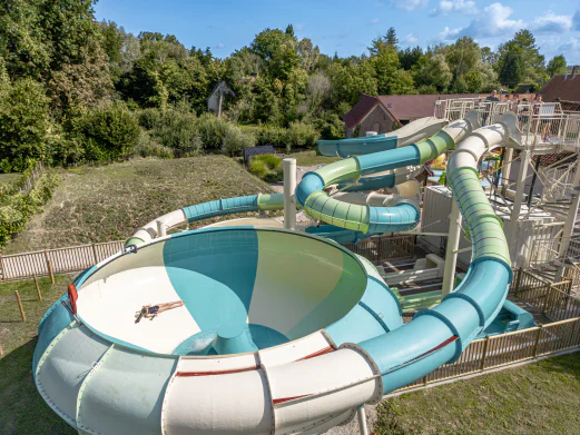 Grand toboggan aquatique � sensation et piscine au camping CLICOCHIC Ferme des Aulnes � NAMPONT SAINT MARTIN (80).