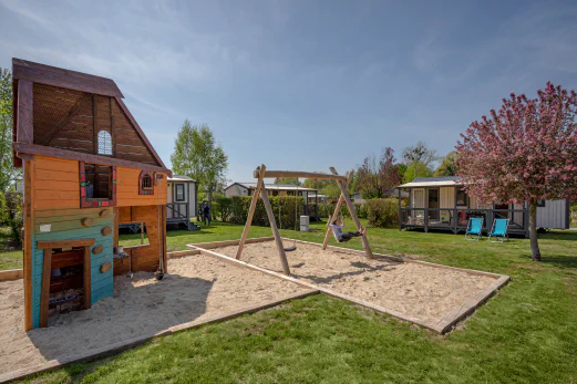 Aire de jeux au camping CLICOCHIC Ferme des Aulnes � NAMPONT SAINT MARTIN (80).