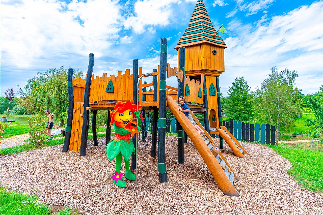 Aire de jeux en bois, enfant sur toboggan, mascotte au CAPFUN Grand Cerf.