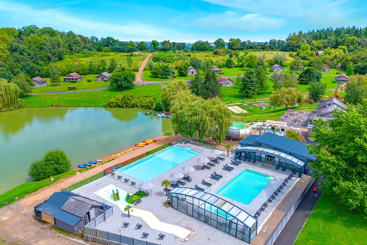 Piscines ext�rieures et couverte, toboggan aquatique, lac au camping CAPFUN Grand Cerf � Gimouille (58).