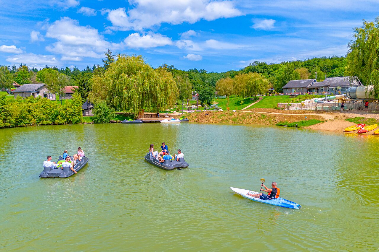 P�dalos, kayak et activit�s nautiques sur le lac au camping CAPFUN Grand Cerf.