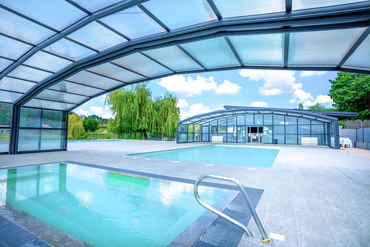 Piscines ext�rieure et couverte avec abri r�tractable au camping CAPFUN Grand Cerf � Gimouille (58).