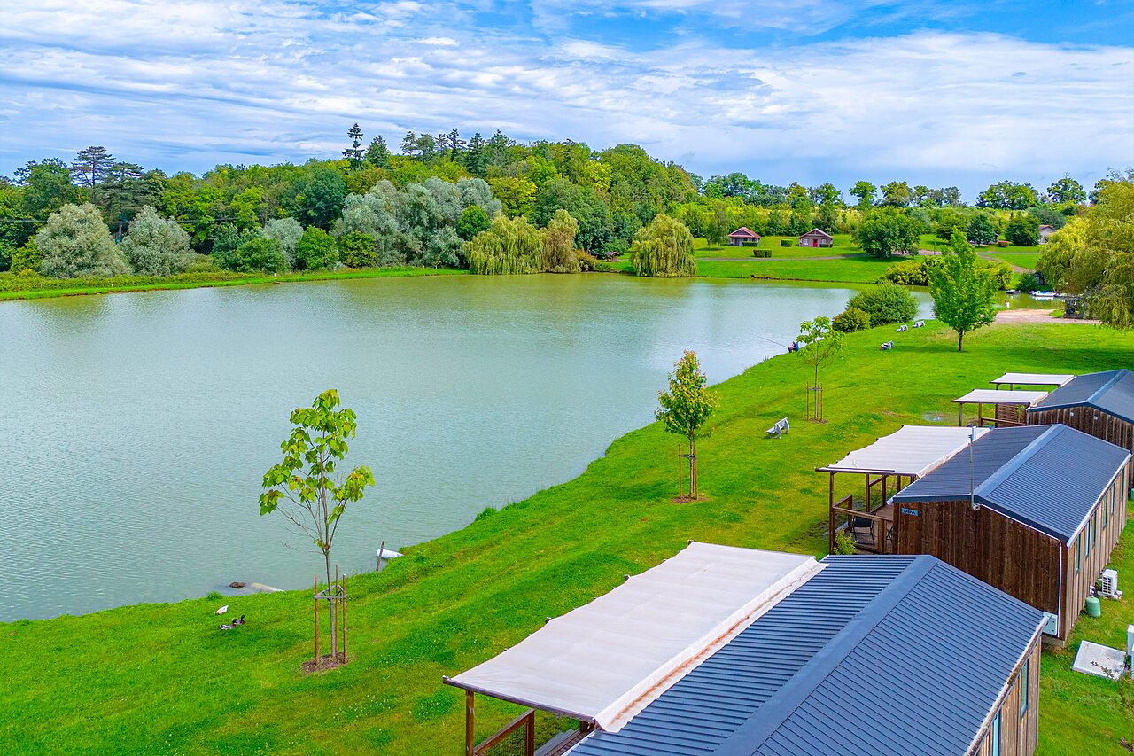 Lac paisible, h�bergements en bois et verdure au camping CAPFUN Grand Cerf � Gimouille (58).