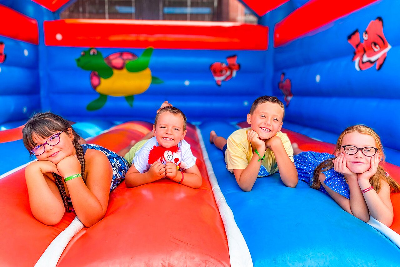 Structure gonflable color�e avec enfants souriants au camping CAPFUN Grand Cerf � Gimouille (58).
