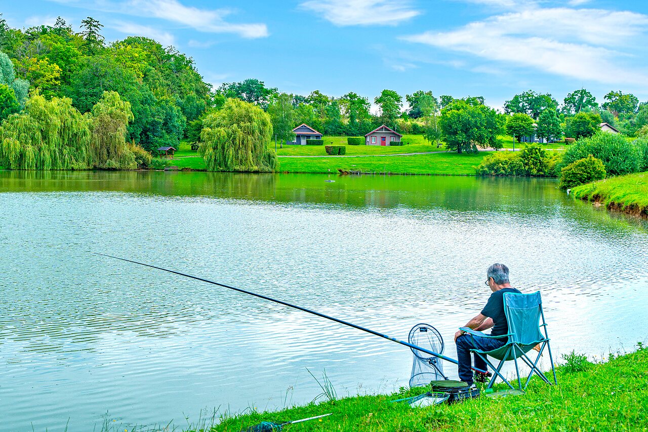 P�cheur au bord du lac, cadre naturel au camping CAPFUN Grand Cerf � Gimouille (58).