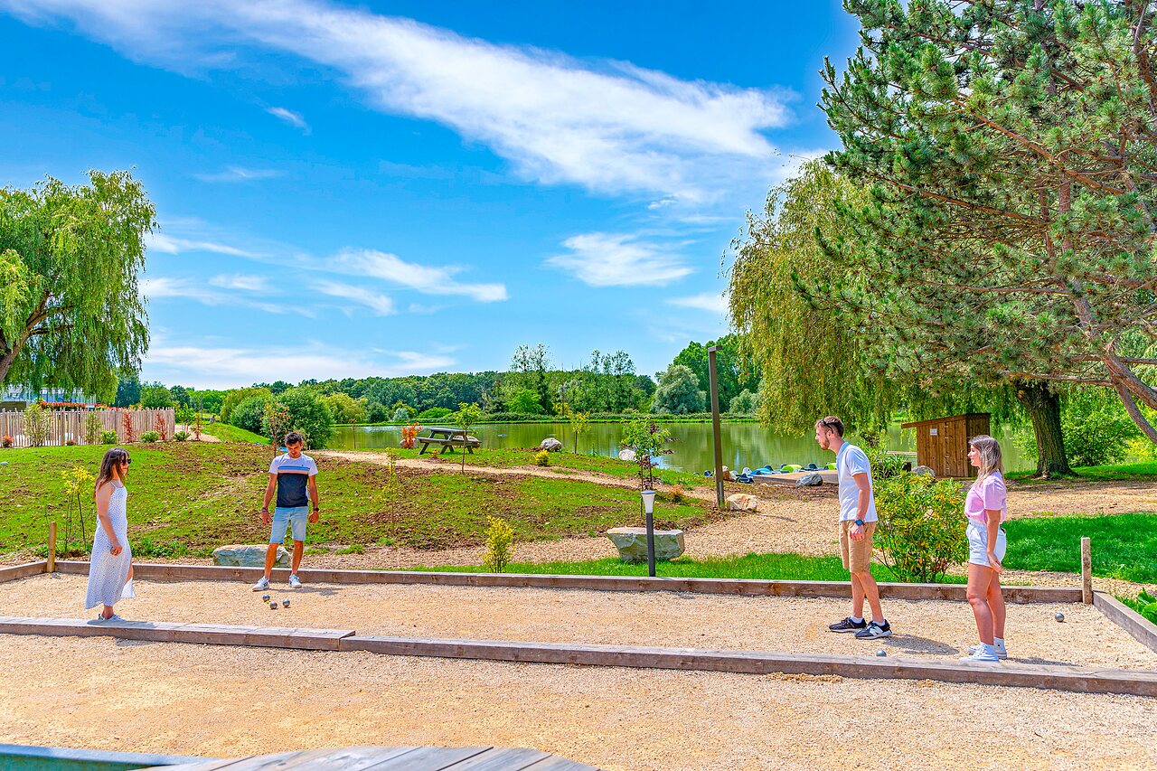 P�tanque et lac au camping CAPFUN Grand Cerf � Gimouille (58).