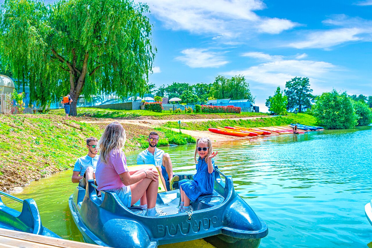 Famille en p�dalo sur le lac, kayaks au camping CAPFUN Grand Cerf � Gimouille (58).