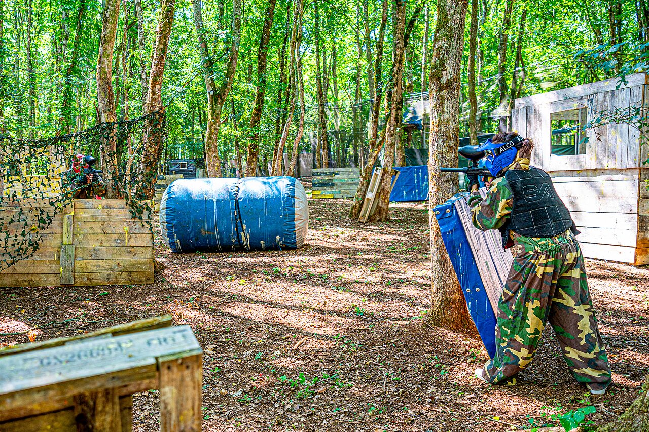 Joueurs de paintball en tenue de camouflage dans une for�t au camping CAPFUN Grand Cerf � Gimouille (58).