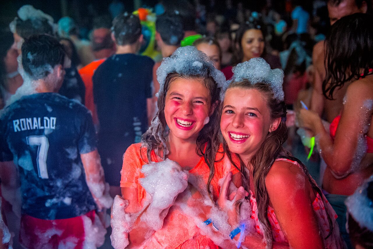 Enfants souriants profitant d'une soir�e mousse au camping CAPFUN Grand Cerf � Gimouille (58).