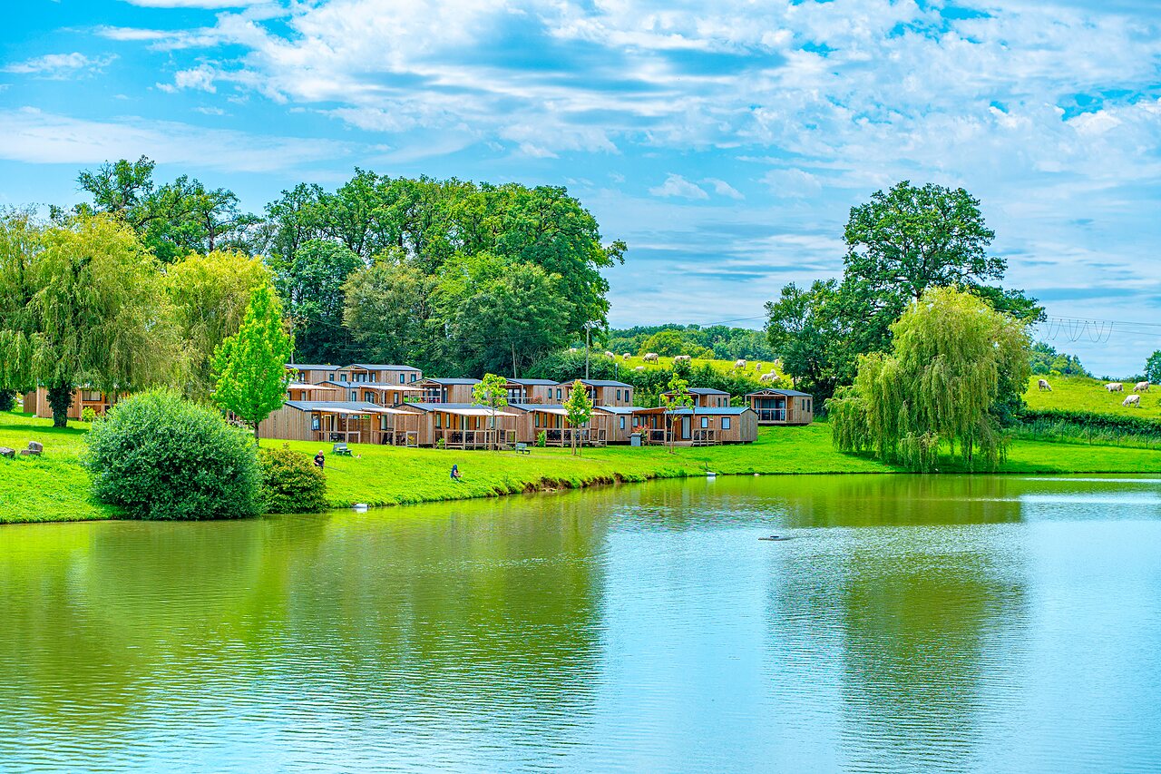 H�bergements en bois au bord d'un lac, nature verdoyante au camping CAPFUN Grand Cerf � Gimouille (58).