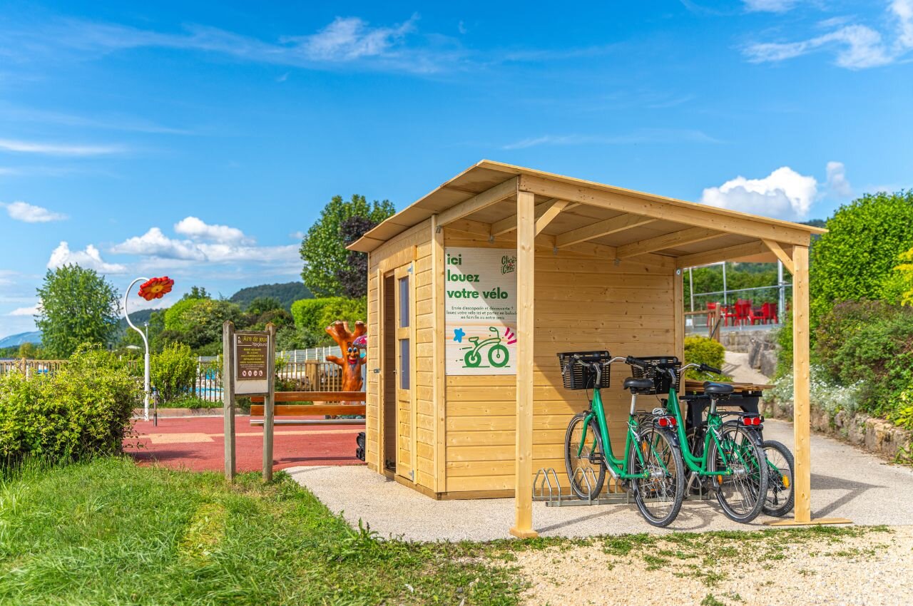 V�los � louer et aire de jeux au camping CLICOCHIC Massignieu-de-Rives.
