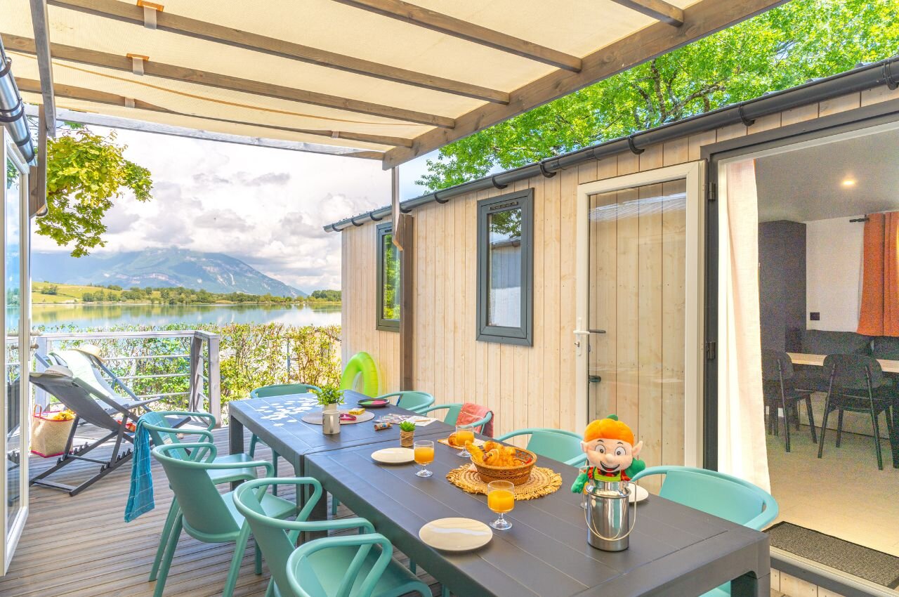 Grande terrasse am�nag�e avec vue lac et montagnes au camping CLICOCHIC Lac du Lit du Roi � Massignieu-de-Rives.