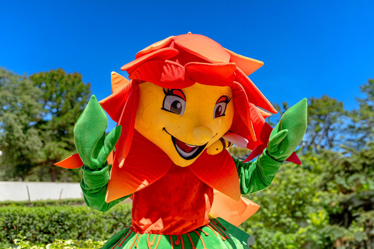 Mascotte fleur souriante, animation enfants au camping CLICOCHIC � Massignieu-de-Rives.