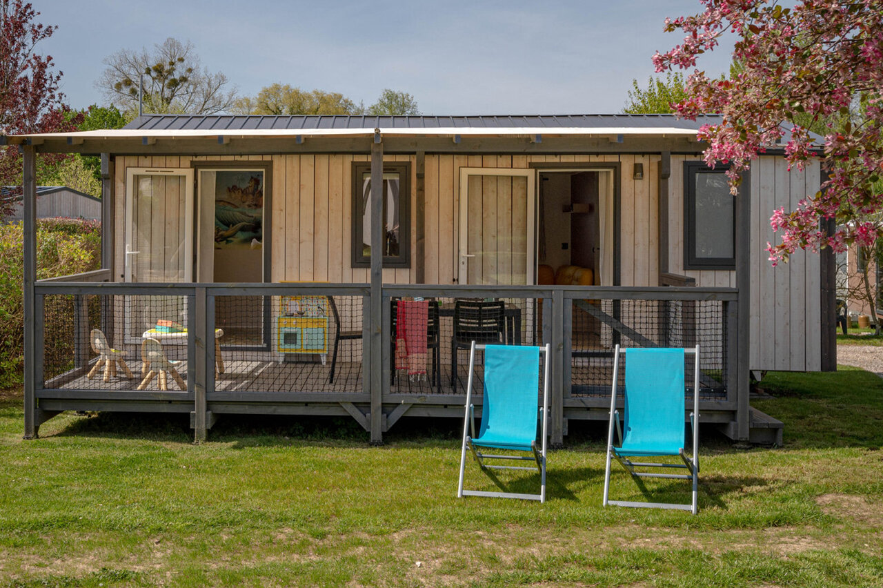 Mobile home moderne avec terrasse couverte et transats au camping CLICOCHIC Lac du Lit du Roi � Massignieu-de-Rives (01).