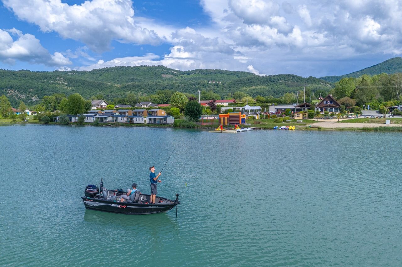 P�che en bateau sur le lac, h�bergements du camping CLICOCHIC Lac du Lit du Roi.